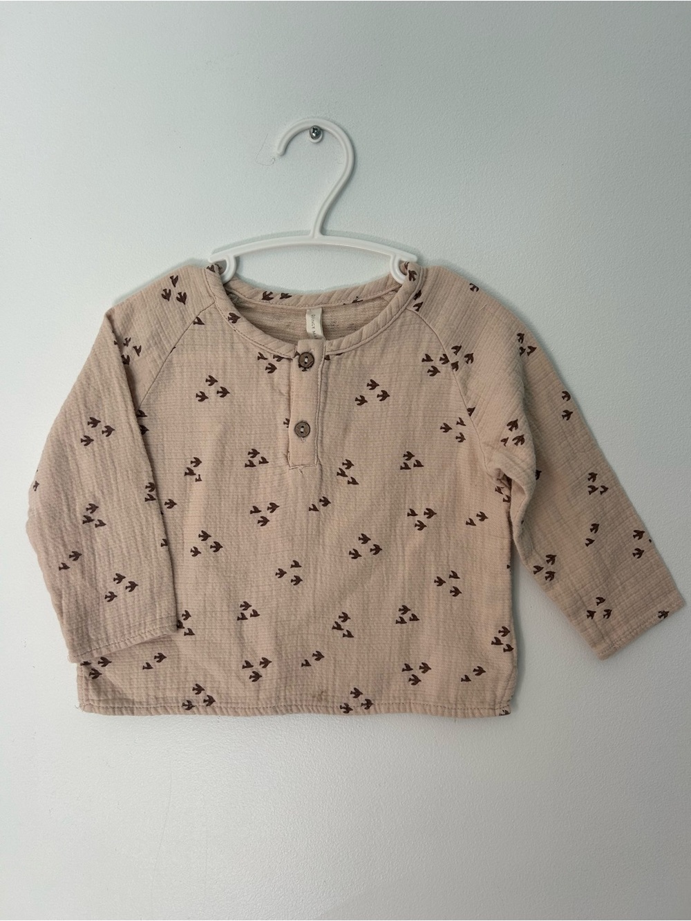 Quincy Mae Long-Sleeve Cotton Top in Light Beige with Bird (Flock) Print
